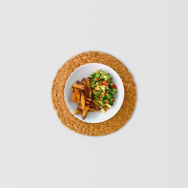 Khoai tây chiên kèm salad rau củ tươi